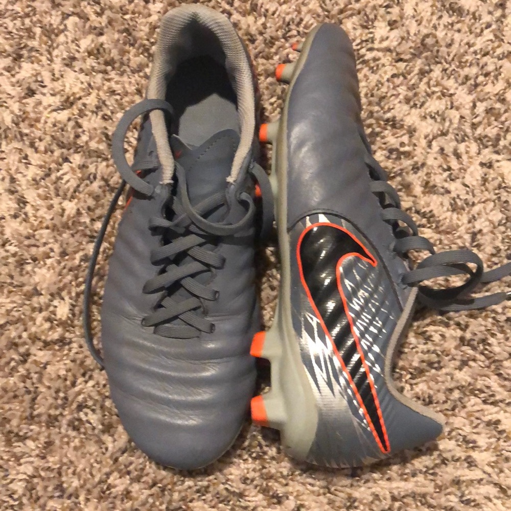 Nike soccer cleats size 7 young men’s